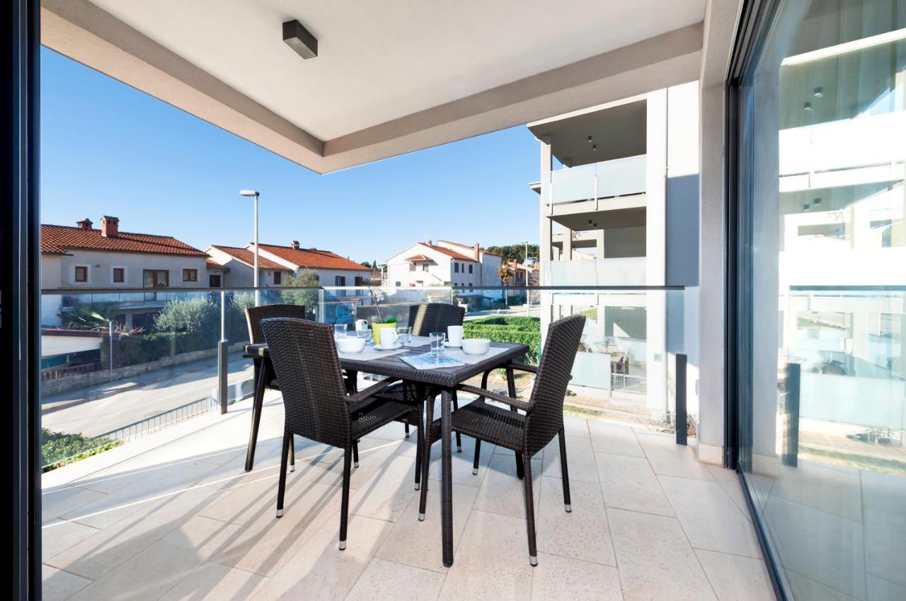 Sunny Day - Apartment With Parking Rovinj Kültér fotó